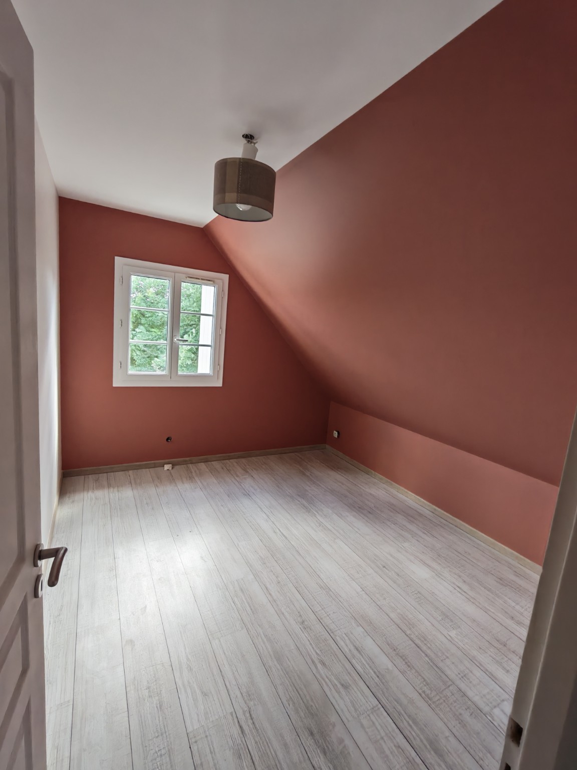 Réalisation Muralis : chambre avec murs peints et sol rénové